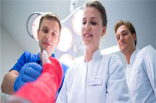 愛手術(shù)、愛開藥的德國醫(yī)生 愛手術(shù)、愛開藥的德國醫(yī)生