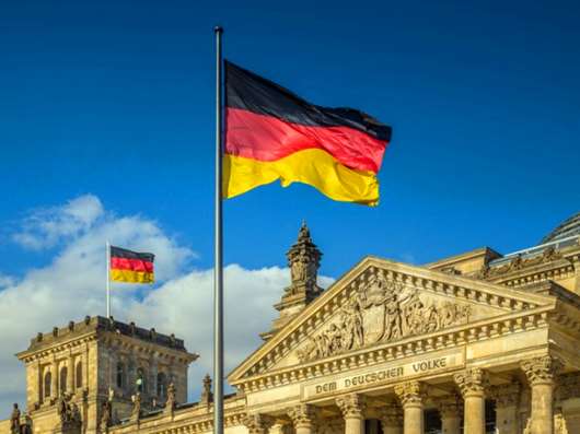 1683189136141488.jpg german-flags-at-reichstag-berlin-germany_crop.jpg